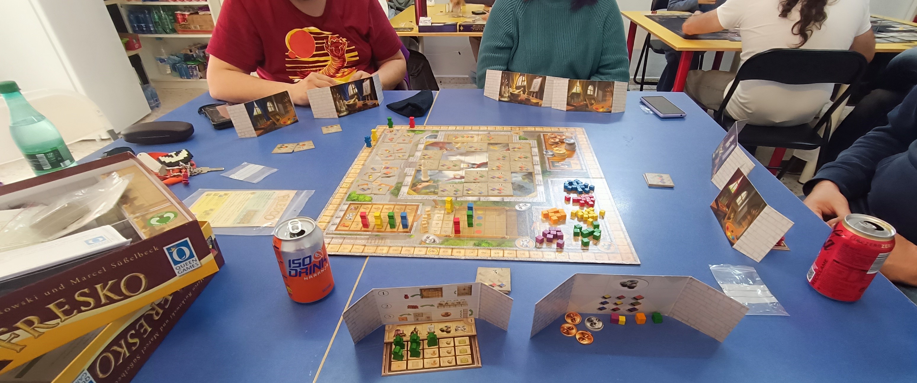 Jugadores disfrutando de juegos de mesa